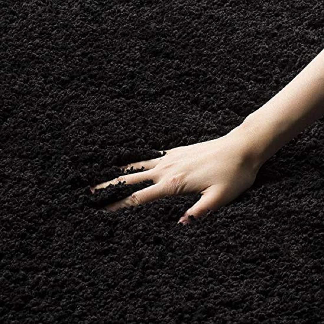 Plain Black Premium Shaggy Living Room Rug – Soft Feel with Anti-Skid Backing