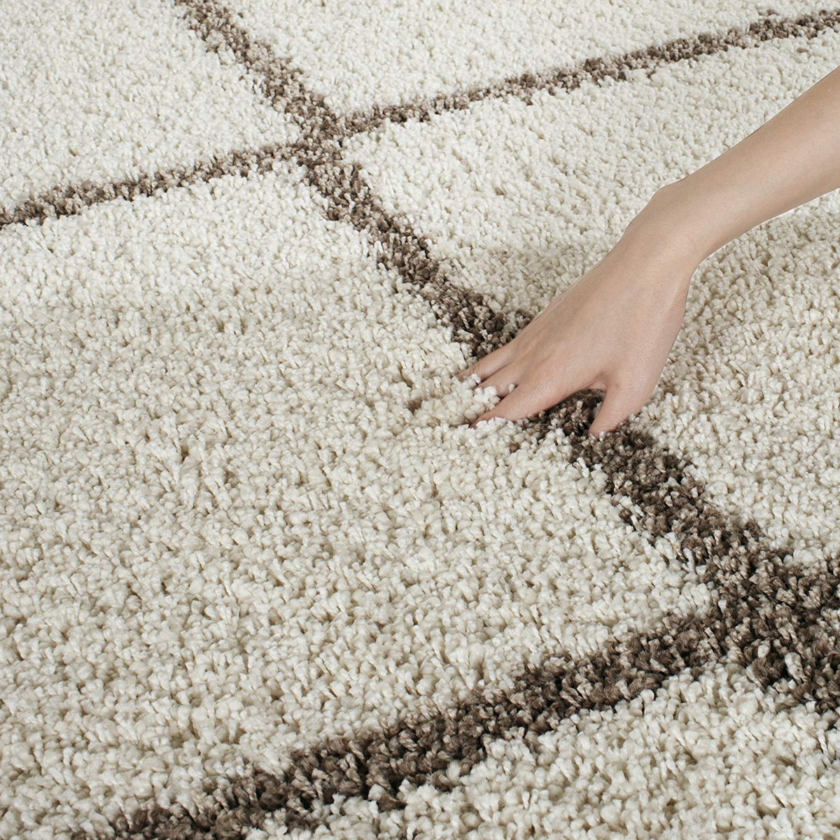 Elegant Ivory & Beige Loom Made Round Shaggy Rug – Fluffy, Soft Feel with Anti-Skid Backing